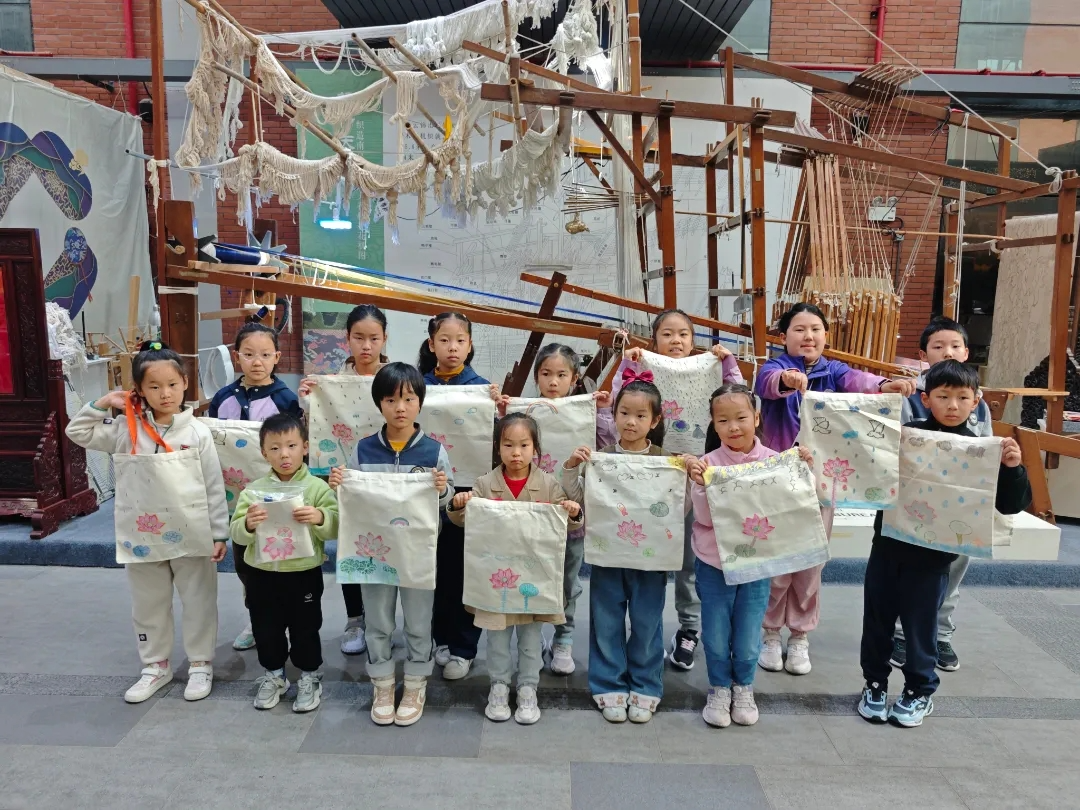 探寻非遗云锦 共承金陵文脉——“小海苔”文化之旅