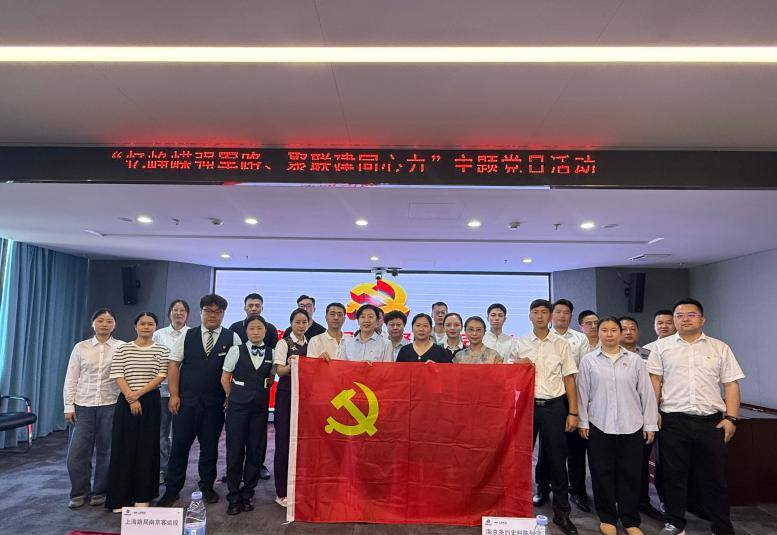 鲜花献给最可爱的人——“忆峥嵘强军路 聚联建同心力”八一主题党日活动